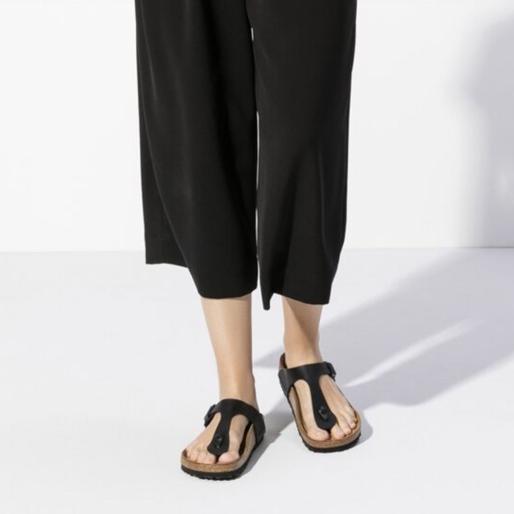 Birkenstock Women's Gizeh Black Leather Sandals (Like New/Size 7-7.5)